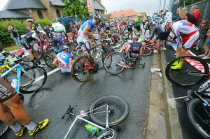 Caída masiva caracteriza quinta etapa del Tour de Francia