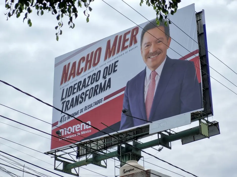 Retiran espectaculares de empresas que anunciaron a Mier Velazco