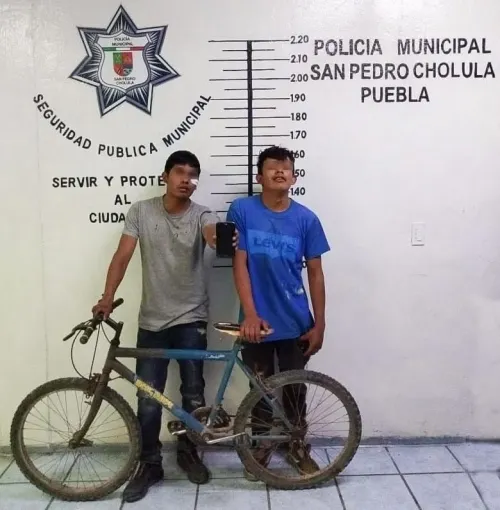 Policía de San Pedro Cholula detiene a 3 hombres por presunto robo y portación de arma