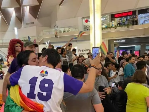 Protestan contra homofobia en Monterrey con ‘Besotón’