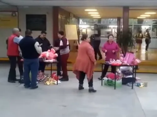 Maestros de secundaria decomisan regalos de San Valentín