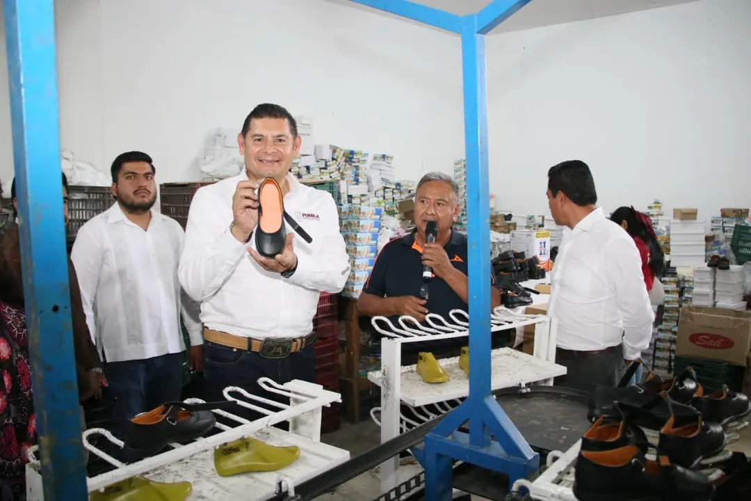 A favor de la economía familiar, Gobierno de Puebla concluye entrega de uniformes y zapatos
