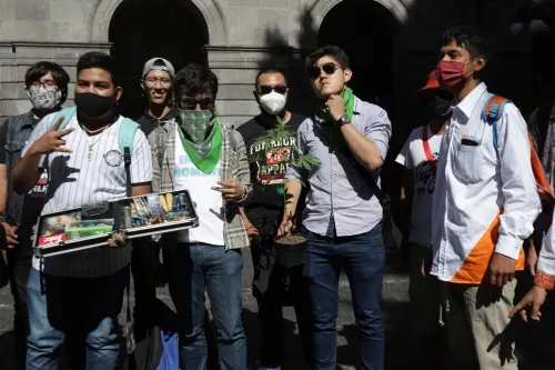 Por segundo día, activistas se manifiestan a favor de la legalización de la marihuana en Puebla