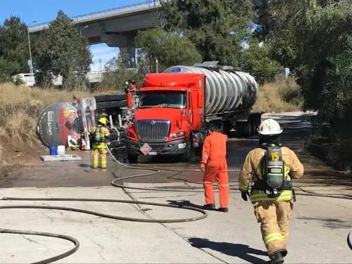 Hacen trasvasado de hidrocarburo de pipa volcada en el Bulevar 18 de Noviembre