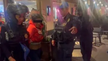 Detienen a mujer que amenazó con un cuchillo a empleados de Starbucks en la Condesa, CDMX