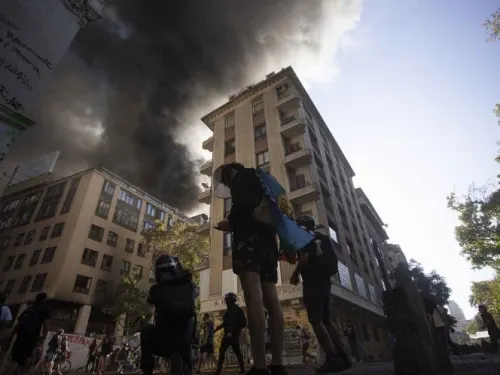 Incendio consume cine en Chile en medio de manifestaciones