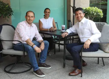 Marko y Eduardo, fuman la pipa de la paz