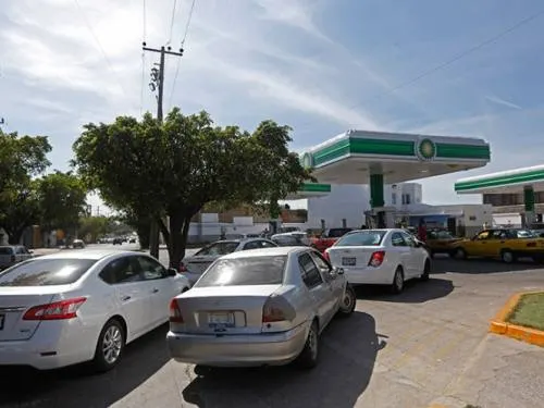 Pemex incrementará número de autotanques para resolver desabasto de gasolina