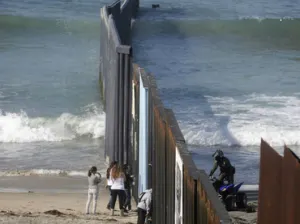 Refuerzan muro fronterizo en Tijuana con malla de alambre