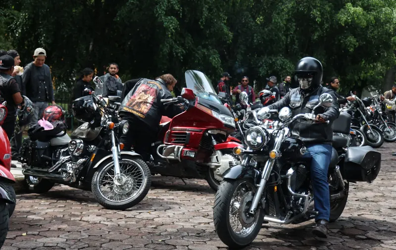 Cientos de motociclistas se manifiestan en el Congreso de Puebla contra la Ley Chaleco 