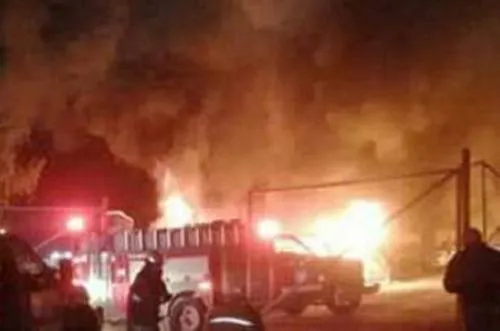 Queman lote de autos propiedad de familia baleada por comando en Tlalancaleca
