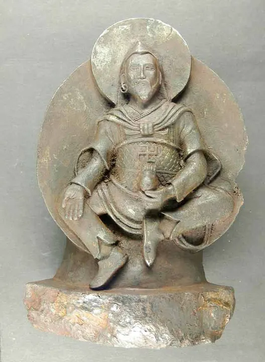 Estatua con esvástica construida con meteorito