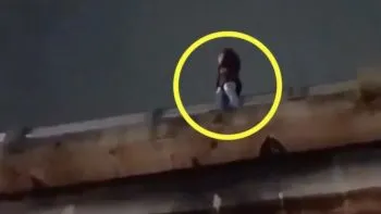 Chofer de transporte público evita que una joven se arroje de un puente en San Felipe Hueyotlipan