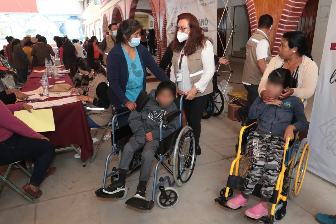 Con sillas de ruedas, SEDIF Puebla mejora calidad de vida de infantes en Felipe Ángeles