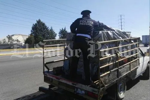 Abandonan camioneta con mil 700 litros de huachicol en la México-Puebla