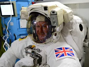 Astronauta británico realiza histórica caminata espacial