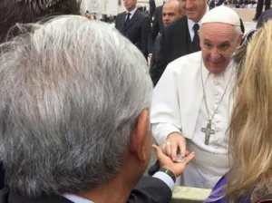 López Obrador entrega carta y medalla al Papa