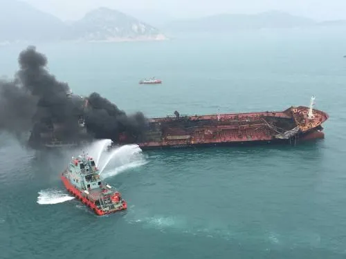 Explota buque petrolero en aguas de Hong Kong
