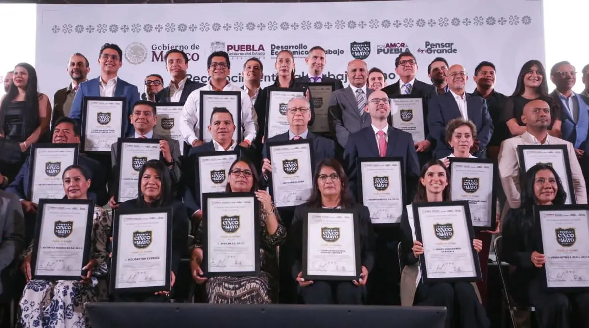 Gob Pue Entrega Distintivo Puebla Cinco De Mayo