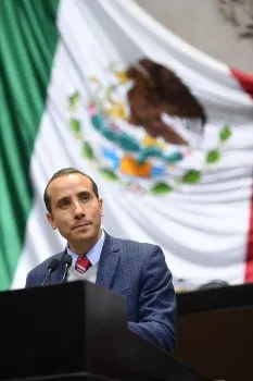 Lamenta Riestra que AMLO corrija votaciones de Morena en el Congreso