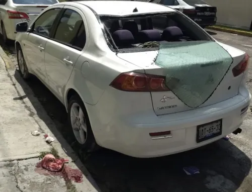 Electricista cae sobre auto en la colonia Vicente Guerrero