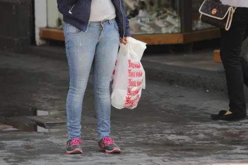 Propuesta de Claudia Rivera sobre bolsas de plástico entrará en vigor en un año