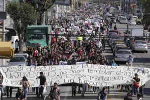 Poblanos exigen con marcha aparición de normalistas de Ayotzinapa