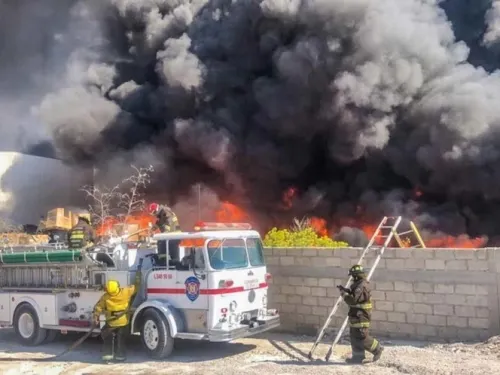 Cierran carretera en Querétaro por incendio en recicladora
