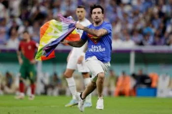 Sujeto interrumpe el juego de Portugal vs Uruguay saltando a la cancha ondeando la bandera LGBT