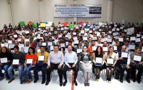 Luis Banck y Gonzalo Juárez entregan 162 bases a trabajadores del Ayuntamiento