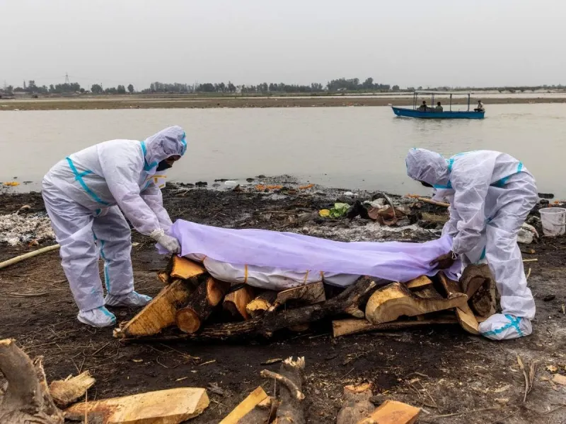Instalan red en el río Ganges para atrapar cuerpos