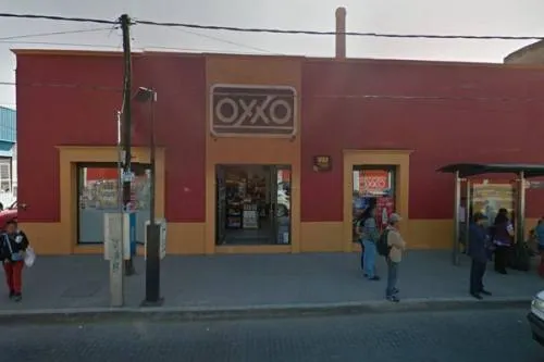 Con pistola en mano, hombre asalta Oxxo en el Bulevar 5 de Mayo