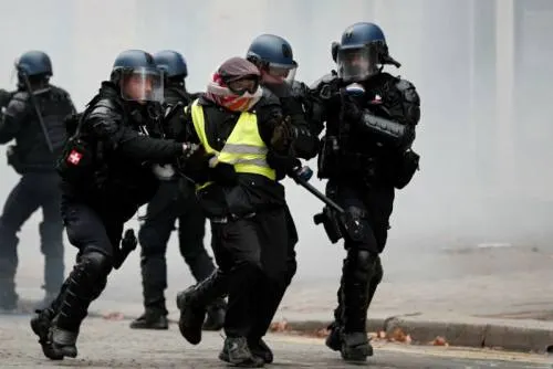 Una treintena de heridos y más de 600 detenidos en las protestas en París