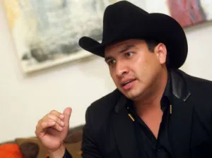 Julión Álvarez declara contra las mujeres