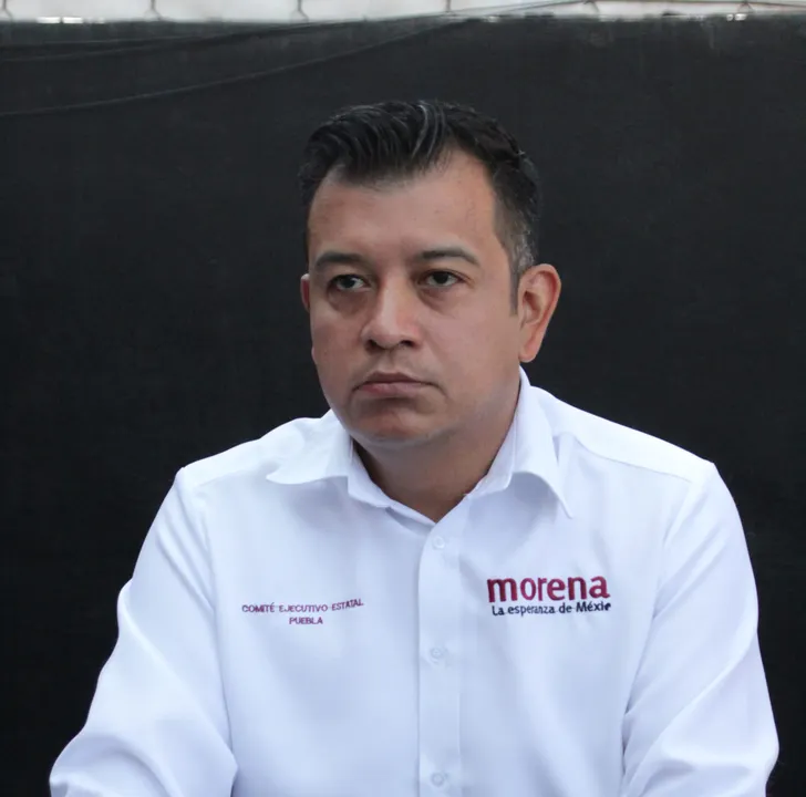 Por robo de tres vehículos, Morena Puebla denuncia a ex delegado y dirigente, Aristóteles Belmont
