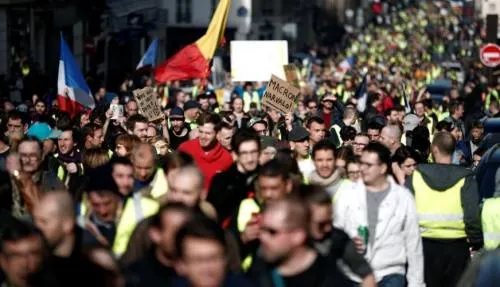 Miles de ‘chalecos amarillos’ piden de nuevo renuncia de Macron