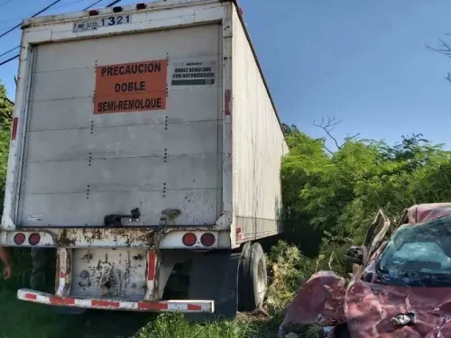 Tráiler sin control arrastra vehículos y prensa a tres personas