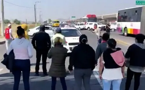 Familiares de pacientes con Covid-19 protestan frente a Hospital en Ecatepec
