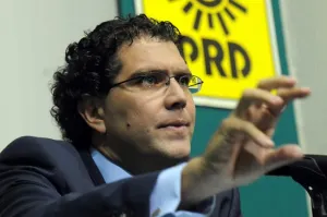 Deja Ríos Piter interna del PRD; rechaza alianzas con PAN