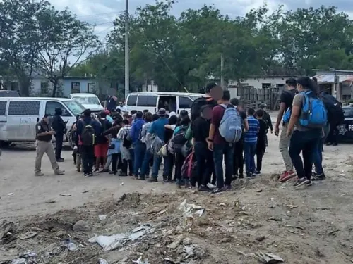 Rescatan a 49 migrantes transportados en camioneta por Veracruz