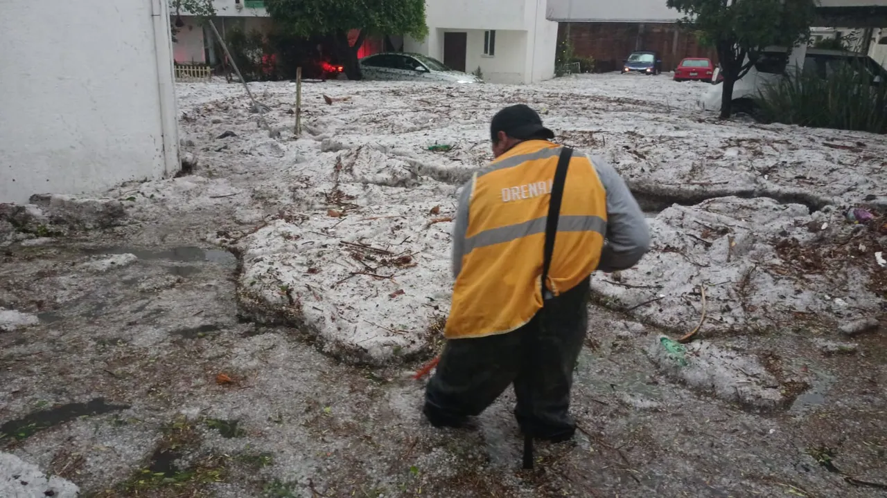 Tras la intensa lluvia del fin de semana, Agua de Puebla atendió más de 10 sitios de mayor concentración de agua y granizo
