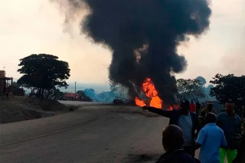Incendio de camión cisterna deja 19 muertos en Uganda