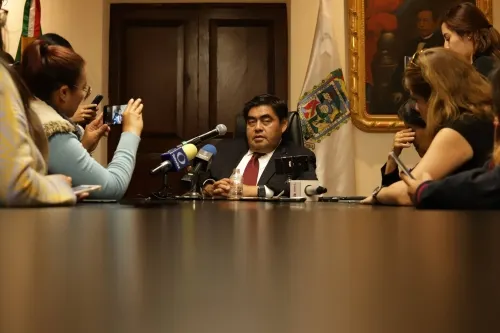 Por corrupto y deshonesto, Barbosa pide a gobierno federal saque de Puebla a Darío Carmona