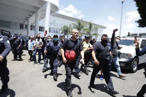 Se mantiene el paro de policías, personal administrativo fue desalojado