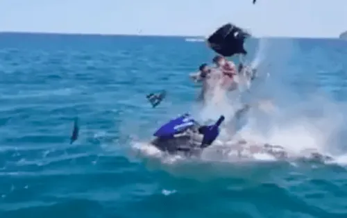 VIDEO: Moto acuática explota con pasajeros a bordo
