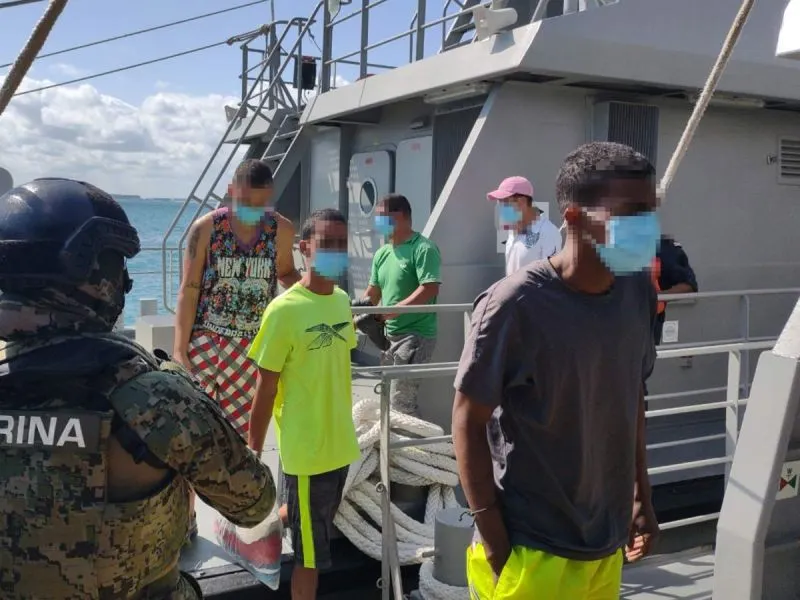 Rescatan a 7 náufragos cubanos en aguas de Quintana Roo