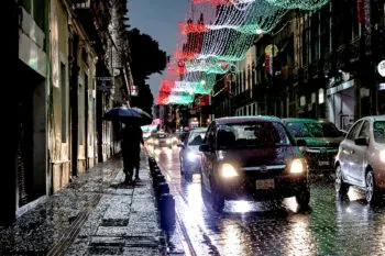 Se registra tormenta eléctrica acompañada de lluvia en la ciudad de Puebla