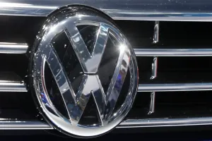 Standard & Poor’s reduce valoración crediticia de VW