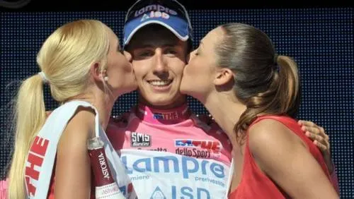El Tour de Francia elimina también a las azafatas del podio
