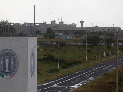Angustia pega a familiares de presos por cierre de Puente Grande